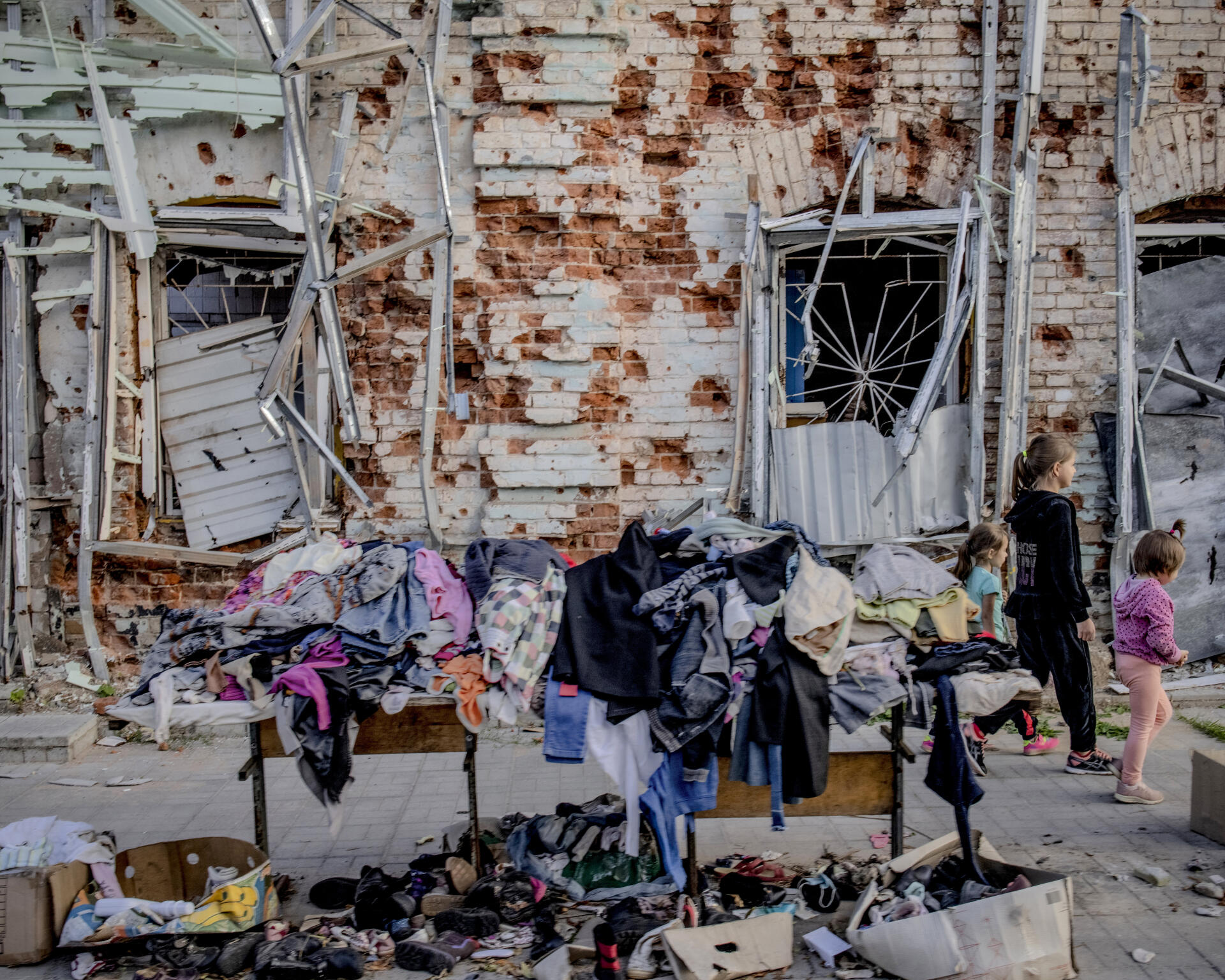 Vêtements posés sur une table destinés aux habitants d’Izioum(Ukraine), le 12 septembre 2023. Quelques temps après la libération de la ville, la municipalité a réduit l’approvisionnement d’aide humanitaire pour inciter les habitants à travailler.