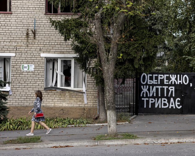 « Attention, la vie continue », une œuvre réalisée par le street-artiste Gamlet Zinkivsky, originaire de Kharkiv, dans le centre-ville d’Izioum (Ukraine), le 12 septembre 2023. 