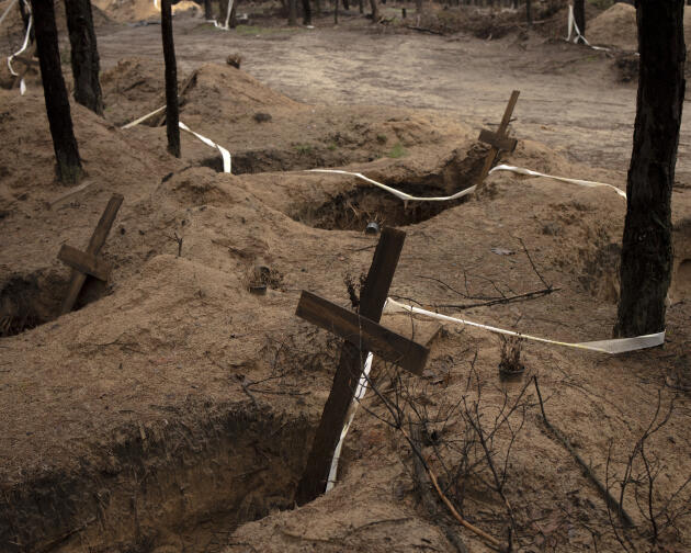 Le 16 septembre 2022, dans la pinède près d’Izioum (Ukraine), quelques jours après la libération de la ville par les forces ukrainiennes, les tombes de 471 Ukrainiens enterrés pendant l’occupation russe ont été découvertes. Les autorités ont ensuite procédé à leurs exhumations. Le 12 septembre 2023.