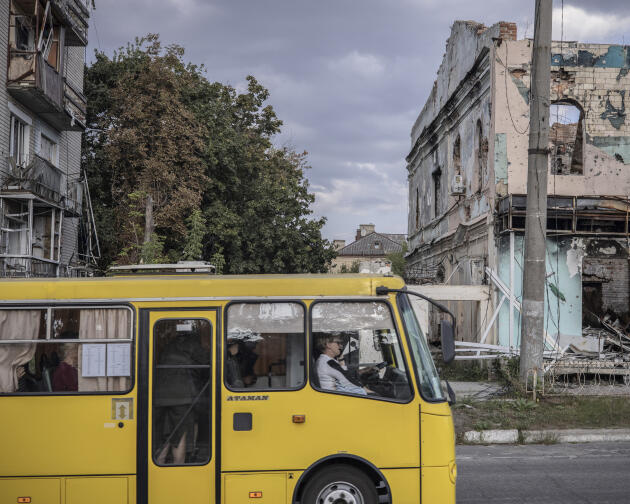 Un bus municipal dans le centre-ville d’Izioum (Ukraine), le 12 septembre 2023. 