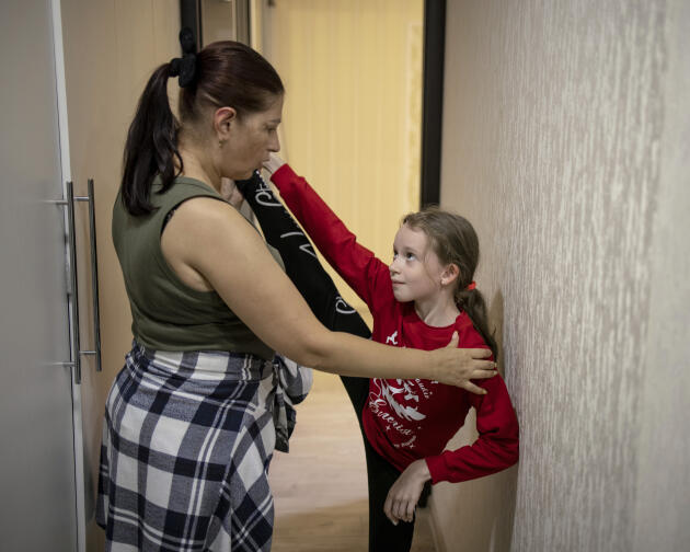 Nathalya, professeure de danse moderne, et une de ses élèves, dans son appartement à Izioum (Ukraine), le 12 septembre 2023. De nombreuses activités extrascolaires sont organisées à domicile ou dans des lieux alternatifs remplaçant les établissements détruits par la guerre.