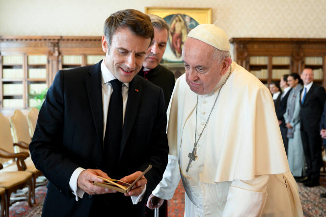 Emmanuel Macron Emmanuel Macron avec le pape François, lors d’une visite au Vatican, le 24 octobre 2022.