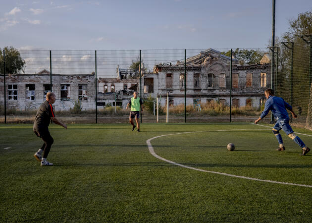Des Ukrainiens s’entraînent au football au stade du centre-ville d’Izioum (Ukraine), le 12 septembre 2023. Un an après la libération, la ville se reconstruit lentement et ses habitants y retournent petit à petit.