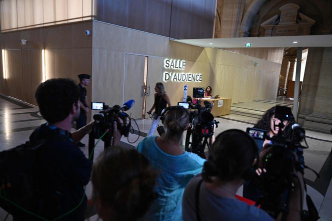 Frente a la sala del tribunal, el día de la inauguración del juicio por la fuga del ladrón Redoine Faïd en 2018, en el tribunal de París, el 5 de septiembre de 2023.