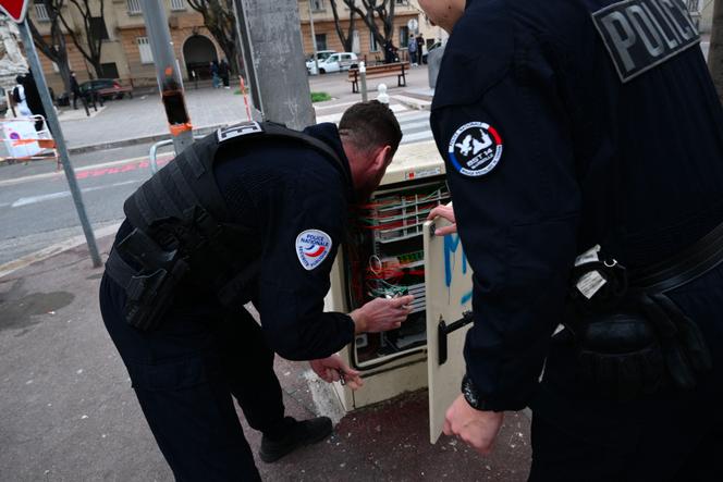 Des policiers recherchent de la drogue possiblement cachée dans un coffret électrique, à Marseille, le 31 mars 2023.