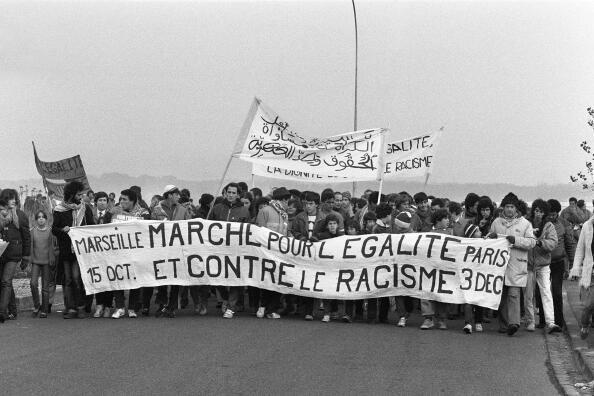 Des centaines de personnes, dont beaucoup de travailleurs immigrés et leurs enfants, manifestent à Strasbourg pour soutenir la Marche pour l’égalité et contre le racisme, le 20 novembre 1983.