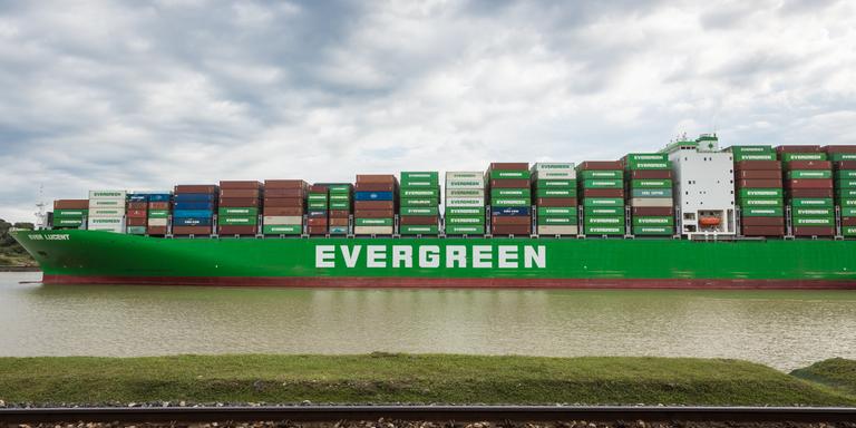 TARINA RODRIGUEZ FOR LE MONDE Ever Lucent, a container ship, transits on Corte Culebra with direction to the Pacific Ocean in Gamboa, Panama. September 4, 2023.