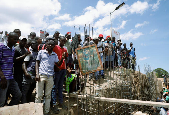 Les Haïtiens rassemblés sur le chantier de construction d’un canal d’eau de la rivière Massacre, partagée entre Haïti et la République dominicaine, à Ouanaminthe (Haïti), le 14 septembre 2023.