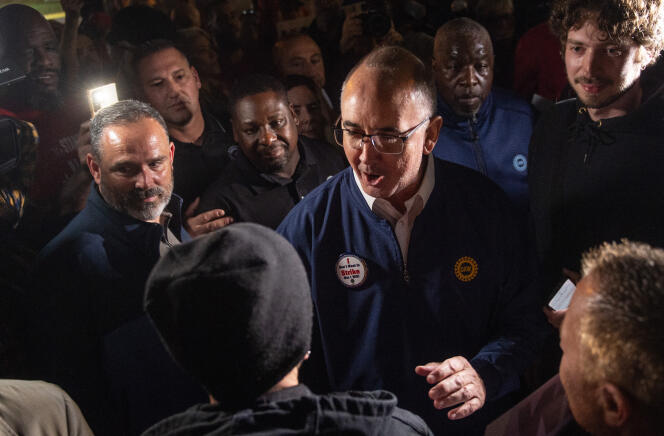 Le président du syndicat automobile américain United Auto Workers, Shawn Fain, à côté de l’usine Ford de Wayne (Michigan), le 15 septembre 2023. 
