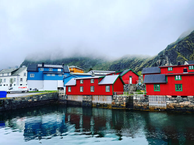 Le théâtre (bâtiment bleu) à Stamsund (îles Lofoten, Norvège).
