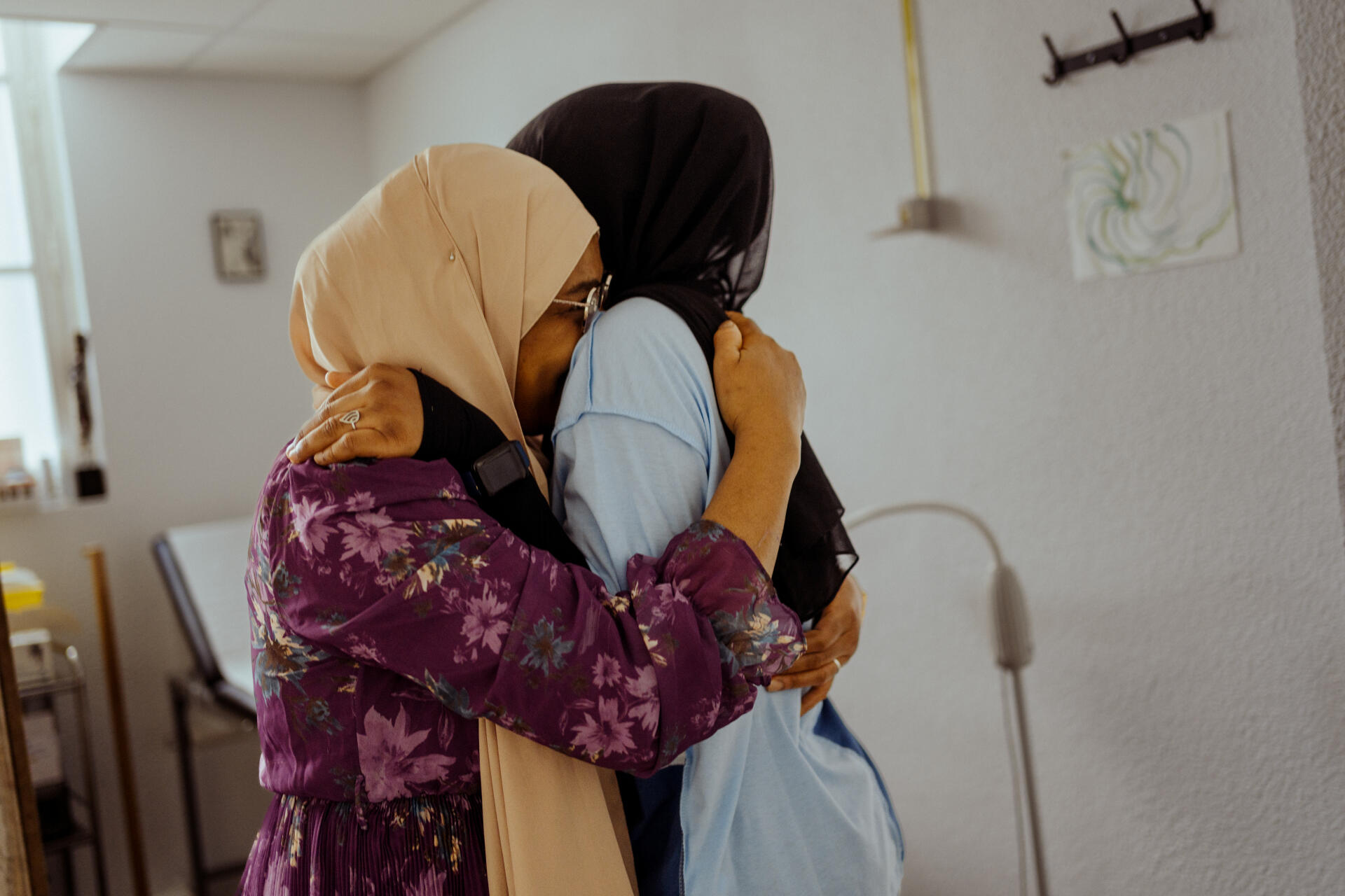 Abby, avec sa fille Aminata, dant le cabinet médical du docteur Jérémy Khouani, à Marseille, le 5 septembre 2023.