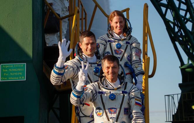 L’astronaute américaine Loral O’Hara et les cosmonautes russes Oleg Kononenko (en bas) et Nikolai Tchoub, à Baïkonour (Kazakhstan), le 15 septembre 2023.