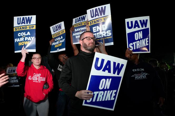 Frente a la fábrica de Ford en Wayne, Michigan, el viernes 15 de septiembre de 2023, poco después de la medianoche.