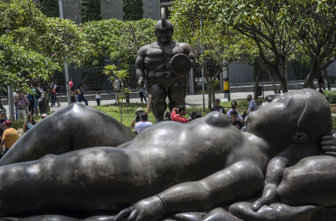 Devant une sculpture de Fernando Botero sur la Plaza Botero, à Medellin (Colombie), le 15 avril 2022.