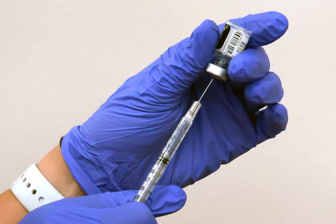 A pharmacist prepares a shot of the new Pfizer-BioNTech vaccination booster against Covid-19, in Orlando, Florida, on Friday, September 15, 2023. 
