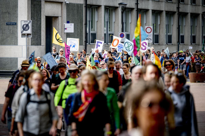 Des militants climatiques du groupe Extinction Rebellion bloquent l’autoroute d’Utrechtsebaan lors d’une manifestation contre l’octroi par le gouvernement de subventions aux combustibles fossiles, à La Haye (Pays-Bas), le 21 mai 2023.