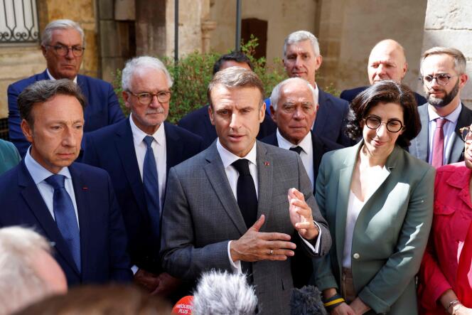 Emmanuel Macron (centro), rodeado por el presentador de televisión Stéphane Bern (izquierda) y la ministra de Cultura, Rima Abdul Malak (derecha), en Semur-en-Auxois (Côte-d'Or), el 15 de septiembre de 2023.