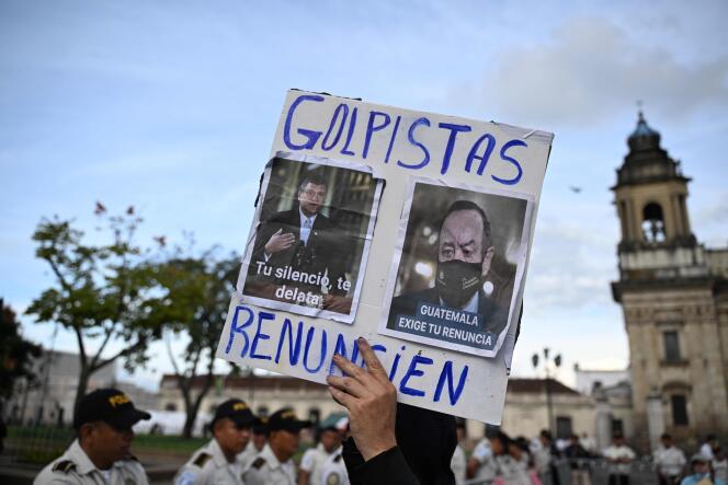 Demonstratie waarin het ontslag wordt geëist van de procureur-generaal (minister van Justitie), Consuelo Porras, en het hoofd van het bureau van de speciale aanklager tegen straffeloosheid, Rafael Corochici, beschuldigd van het uitlokken van een verkiezingscrisis in Guatemala, in Guatemala-Stad, op 14 september 2023.