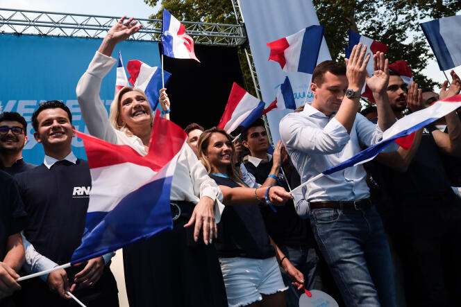 Marine Le Pen à la fin de son discours prononcé à l’occasion de la rentrée politique du Rassemblement national, à Beaucaire (Gard), le 16 septembre 2023.