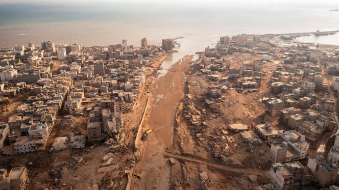 Libia, volontari al lavoro per ripulire la città di Derna