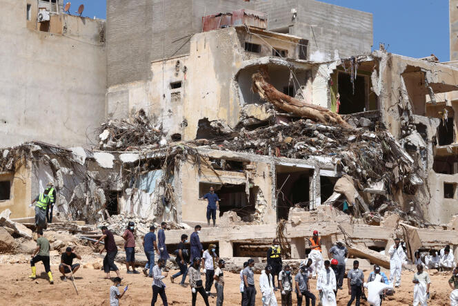 Des secouristes et des volontaires interviennent à Derna (Libye), le 16 septembre 2023.