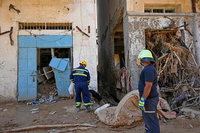 Des secouristes des Emirats arabes unis fouillent les décombres de maisons endommagées par les inondations, à Derna (Libye). Image fournie par le ministère de la défense émiratie, le 16 septembre 2023.