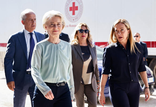 La présidente de la Commission européenne, Ursula von der Leyen, et la première ministre italienne, Giorgia Meloni, visitent le centre d’accueil pour les migrants, sur l’île italienne de Lampedusa, en Italie, le 17 septembre 2023.