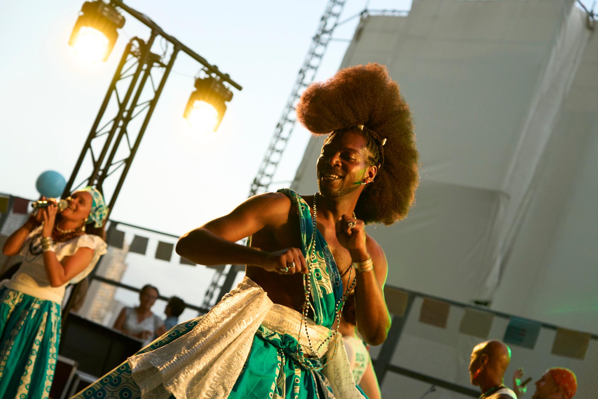 Actuación de Badauê Batucada, orquesta de samba, reggae y danza, en el Festival Monde, 15 de septiembre.