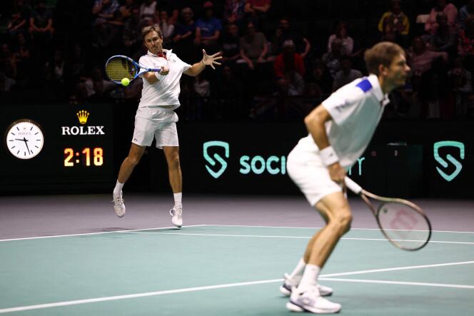 Despite a torrid start to the match, France's Edouard Roger-Vasselin and Nicolas Mahut concede defeat to Great Britain's Daniel Evans and Neil Skupski at the Davis Cup in Manchester on September 17, 2023. 