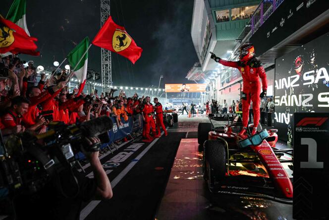Carlos Sainz célèbre sa victoire lors du Grand prix de Singapour sur le circuit de Marina Bay, le 17 septembre 2023.
