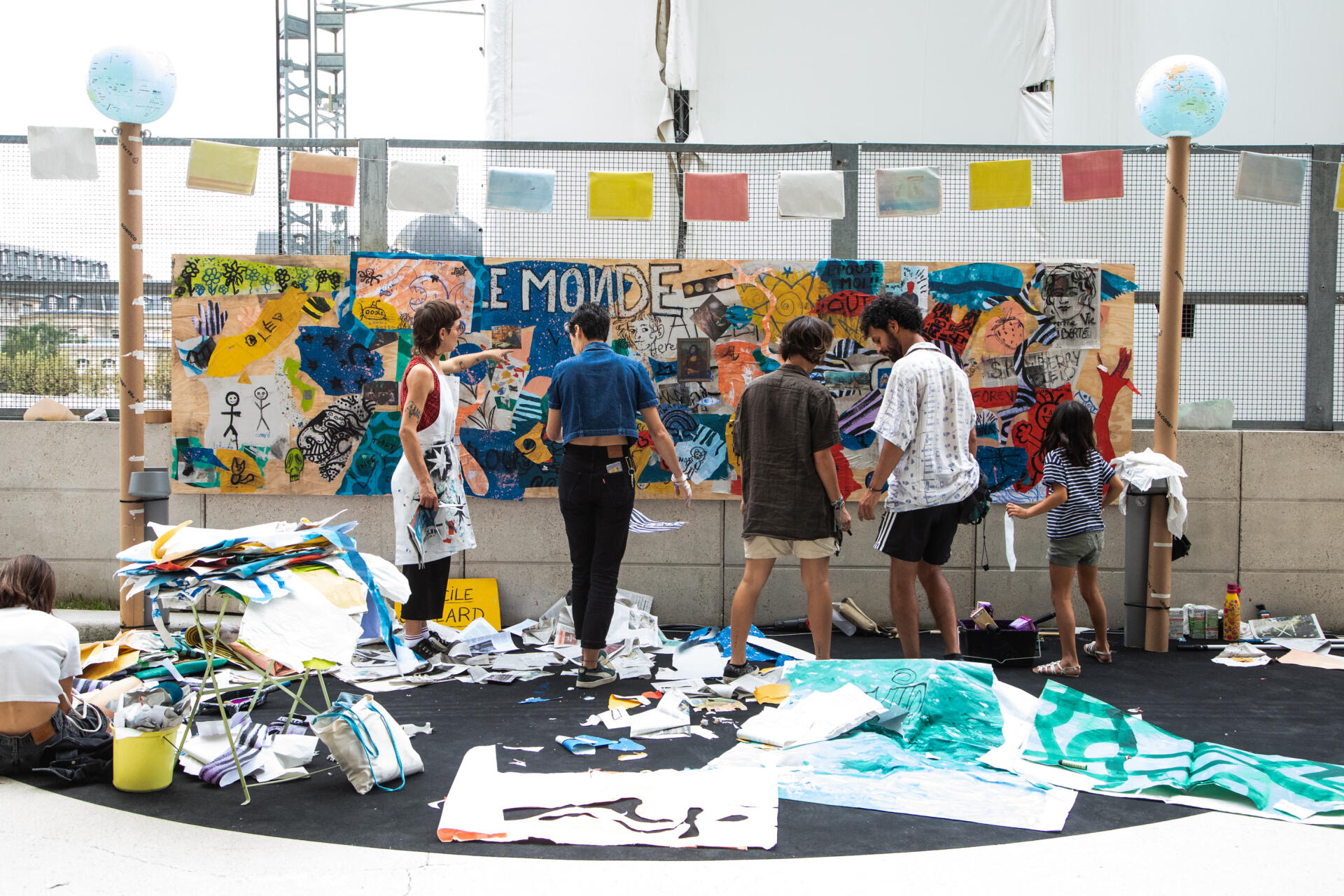 Atelier de création d’une fresque participative à partir de chutes du journal, avec l’artiste Cecilio lors du festival du Monde, à Paris, le 16 septembre 2023.