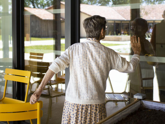 En 2020, la photographe Axelle de Russé a suivi pour « Le Monde » la vie des résidants du « Village landais Henri Emmanuelli », une structure qui n’accueille que des personnes atteintes de la maladie d’Alzheimer. A Dax, le 7 juilet 2020.