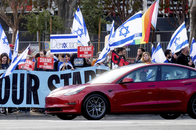 Des manifestants protestent, devant l’usine de Tesla à Fremont (Californie), contre la visite de Benyamin Nétanyahou, le 18 septembre 2023. 
