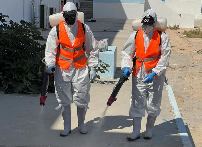 Des volontaires désinfectent le sol d’un hôpital à Derna après les inondations en Libye, 18 septembre 2023.