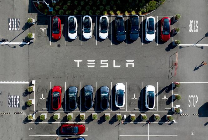 Des véhicules Tesla alignés sur le parking de l’usine de Fremont, en Californie.