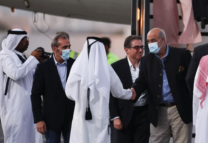 Siamak Namazi, Morad Tahbaz et Emad Shargi, libérés dans le cadre d’un échange de prisonniers entre les Etats-Unis et l’Iran, à l’aéroport de Doha, le 18 septembre 2023.