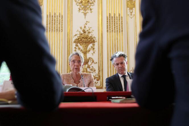The Prime Minister, Elisabeth Borne, and the Minister of Ecological Transition, Christophe Béchu, at Matignon, in Paris, September 18, 2023.