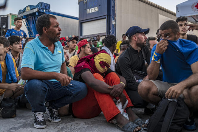Des migrants sur le port de Lampedusa (Italie), le 16 septembre 2023.