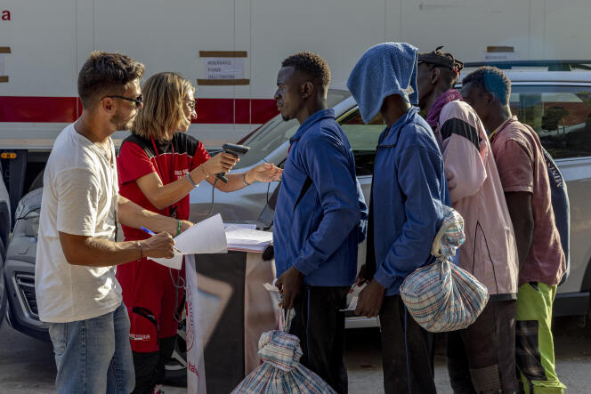 Des migrants attendent leur transfert depuis Lampedusa (Italie), au centre d’accueil de l’île, le 17 septembre 2023.