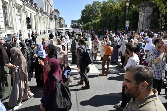 Des manifestantes protestent contre le guide Evras devant le Parlement de Wallonie, à Bruxelles, le 7 septembre 2023.