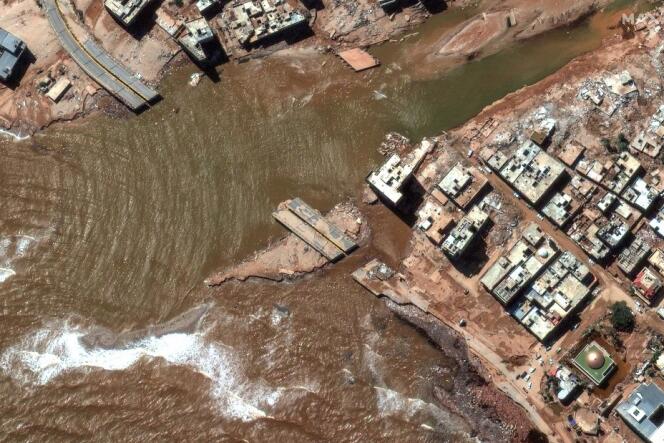 L’embouchure du fleuve qui traverse la ville de Derna (Libye), le 13 septembre 2023, deux jours après le passage de la tempête Daniel qui a balayé une partie de la ville, emportant routes et ponts et tuant plus de 11 000 personnes.