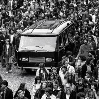 de nombreux militants de gauche défilent derrière le cercueil de Pierre Goldman, le 27 septembre 1979 à Paris, lors des obsèques de cet activiste d'extrême gauche, juif, tantôt guérillero, gangster, intellectuel et écrivain, assassiné le 20 septembre 1979 à Paris par un mystérieux groupe 