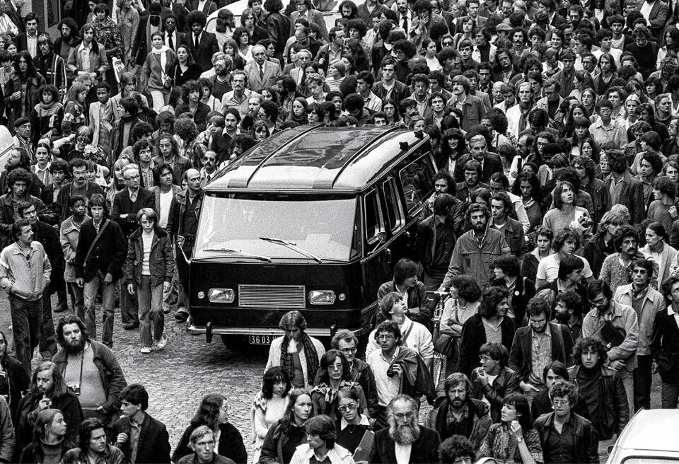 de nombreux militants de gauche défilent derrière le cercueil de Pierre Goldman, le 27 septembre 1979 à Paris, lors des obsèques de cet activiste d'extrême gauche, juif, tantôt guérillero, gangster, intellectuel et écrivain, assassiné le 20 septembre 1979 à Paris par un mystérieux groupe "Honneur de la Police". (Photo by GABRIEL DUVAL / AFP)