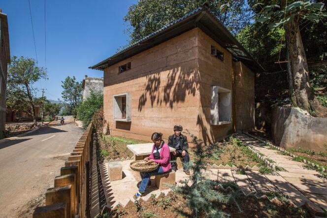 Une maison en pisé reconstruite dans le village de Guangming, après le séisme qui a touché la province chinoise du Yunnan en 2014.