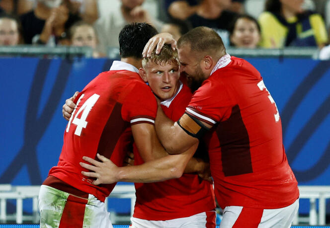 Los galeses Louis Rees-Zammit y Tomas Francis abrazan a su capitán Jac Morgan (centro) durante el partido entre el XV du Poireau y Fiji, el 10 de septiembre de 2023, en Burdeos.