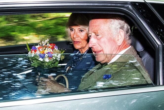 El rey Carlos III y la reina Camilla, cerca de Balmoral (Escocia), 8 de septiembre de 2023, en el primer aniversario de la muerte de la madre del rey, la reina Isabel II.