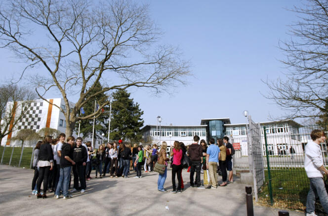 Des élèves devant le lycée Gustave-Flaubert, à Rouen, le 23 mars 2012.