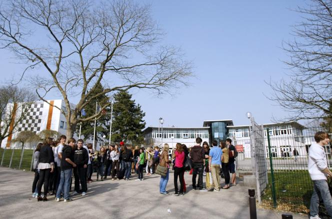 Estudiantes frente al instituto Gustave-Flaubert, en Rouen, el 23 de marzo de 2012.