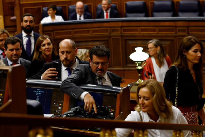 MPs from the far-right Vox party put on headphones during speeches in regional languages ​​in Castilian at the Spanish Parliament on September 19, 2023 in Madrid.  Sanchez was not at the meeting.