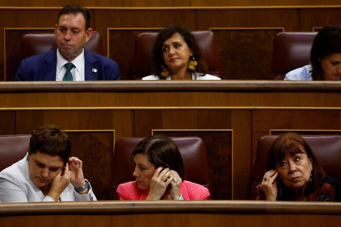 Diputados españoles escuchan la traducción al castellano de un discurso en la lengua regional, en Madrid, el 19 de septiembre.
